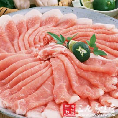 將肉切成肉片，放入塑料盒里，噴上一層料酒