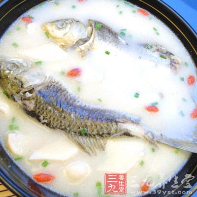 將草魚(yú)去鱗及內(nèi)臟，洗凈，放入鍋中。2.將冬瓜去皮、去瓤，切成塊