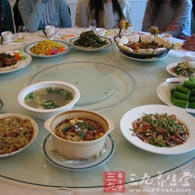 过量点餐不仅仅是浪费食物，浪费金钱