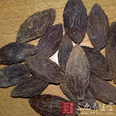 将两只鸡蛋混合四茶匙青果油，拌匀后均匀地揉搓于头发之