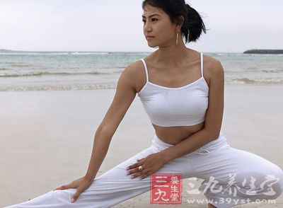 双脚并拢,以山的姿势开始,脚趾充分张开伸长 双脚并拢,以山的姿势开始,脚趾充分张开伸长