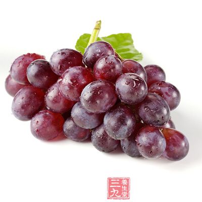 葡萄含有丰富的白藜芦醇，能延缓皮肤衰老