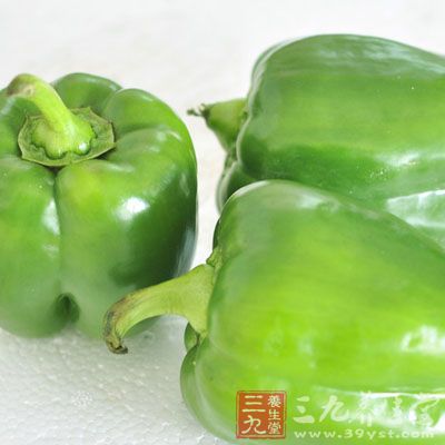 青椒：青椒果实中含有极其丰富的营养，维C含量比茄子、番茄都高