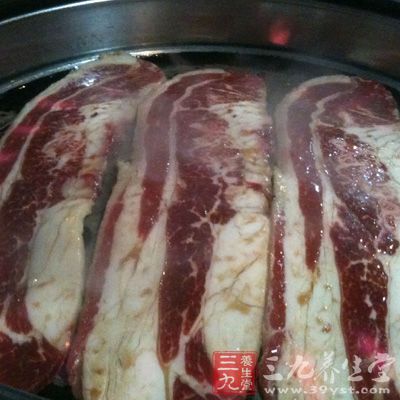 待肉片一面變色后，將其翻面