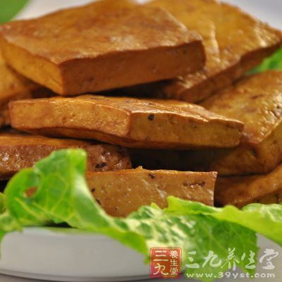 豆腐：豆腐的蛋白質(zhì)含量豐富，而且豆腐蛋白屬完全蛋白，不僅含有人體必需的八種氨基酸