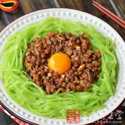 將豆瓣醬涂抹在萵筍上，重新放入小缸內(nèi)。醬制3-4天后，即可食用