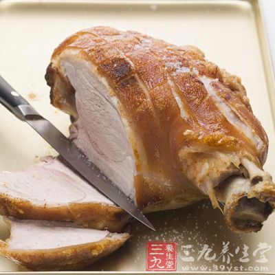 豬肘分為前肘、后肘，其皮厚、筋多、膠質(zhì)重