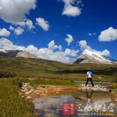 四川旅游真正的街頭小吃，用竹簽串著三四片肉片，放到油里去炸