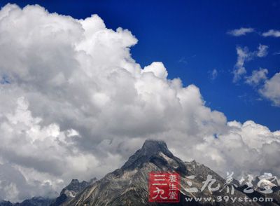 格聂神山位于四川理塘县热柯乡，它的藏语名为呷玛日巴