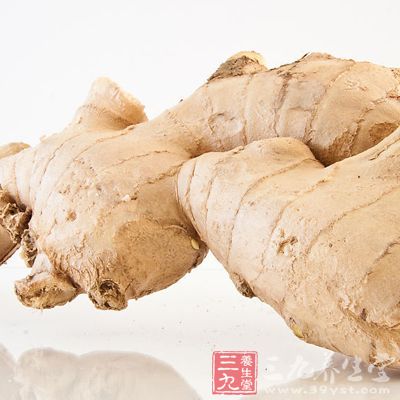 刺激性强的食物如辣椒、姜、过量酒精、咖啡、可乐及浓茶等