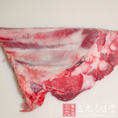 小排的肉层比较厚，并带有白色软骨