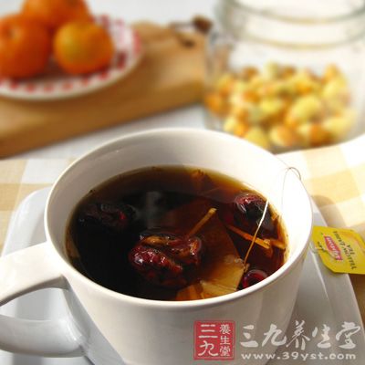 红茶是热性食物，具有温暖身体