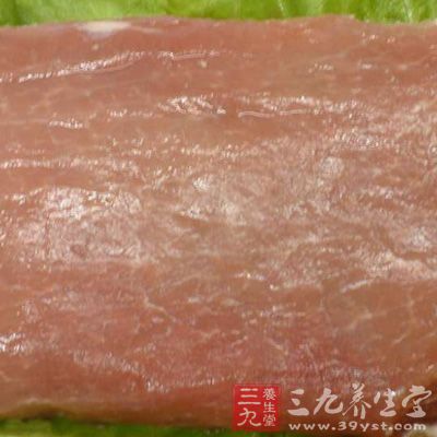 再將里脊肉條放進面糊里掛上薄薄的一層糊