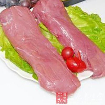 豬肉要順著肉的紋理切，也就是說(shuō)，刀和肉的紋理呈水平線