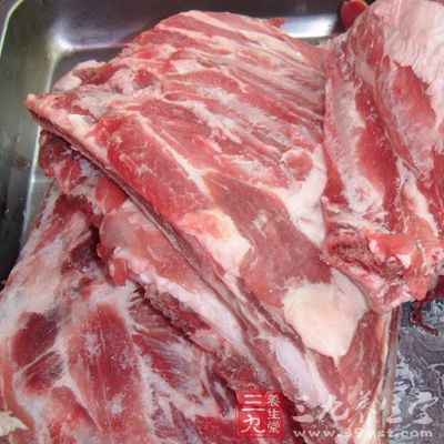 將肉切成片，然后將肉片平攤在金屬盆中，置冷凍室凍硬