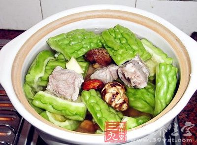 过多食用或食用苦味过重的食物，可能会损伤脾胃