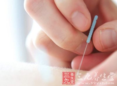 就是利用针刺来刺激身体上的一些穴位,中医们通常也把它叫做放血疗法