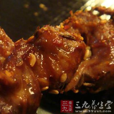 活麻雀數(shù)只，去毛、腸雜后，放炭火上烤熟，沾芝麻鹽食之