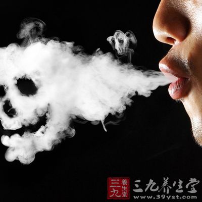 烟中含有尼古丁，尼古丁能刺激胃粘膜，引起粘膜下血管收缩和痉挛