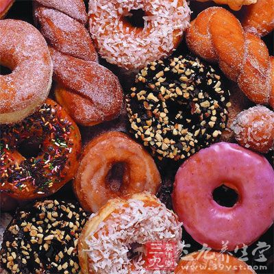 过分偏爱甜食则导致糖与皮肤中的蛋白质发生反应