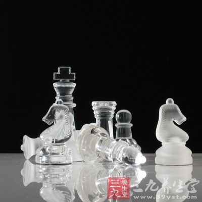 除易位时外，王可走到不被对方棋子攻击的任何相邻格子，而且只能走一步