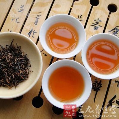 紅茶中的咖啡堿藉由刺激大腦皮質(zhì)來興奮神經(jīng)中樞，促成提神、思考力集中