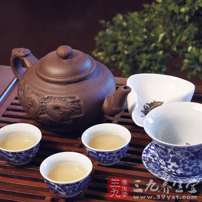 斗茶用盏盏底一定要稍深、稍宽———盏底深便于茶立发，而且易于取乳