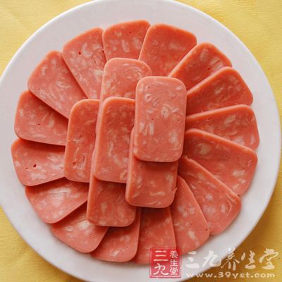 火腿色泽鲜艳，红白分明，瘦肉香咸带甜