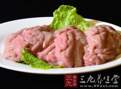 豬腦不僅肉質(zhì)細(xì)膩，鮮嫩可口，而且含鈣、磷、鐵比豬肉多