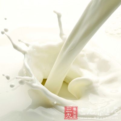 每天至少饮用4杯低脂牛奶能够降低心脏病发生的危险性