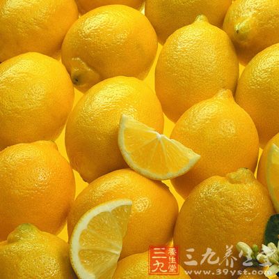 柠檬汁主要可以使肌肤洁净、美白