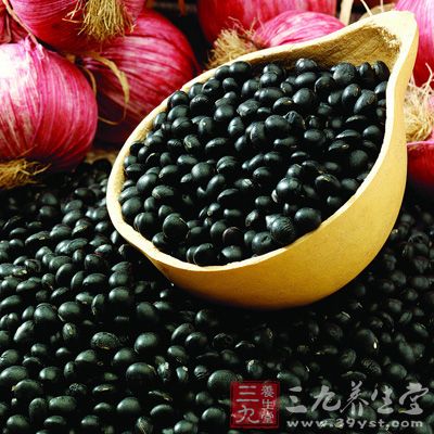 黑豆含有花青素，能有效防止脂肪进入小肠后被人体吸收