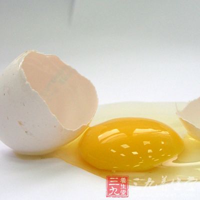 新鲜鸡蛋一枚，新鲜鸡蛋一枚，蜂蜜一小汤匙，将两者搅和均匀