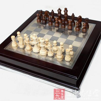 在学校开展棋类活动让学生接受挫折教育，完善和提高学生的心理素质