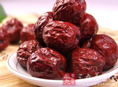 配料包括茯苓、淮山、白木耳(或黑木耳)、红枣