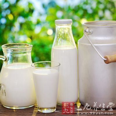 每日可吃250g的牛奶，但全脂奶粉、乳酪等奶制品应尽量避免服用