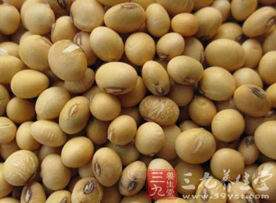 由于黄豆大小适中，对足底穴位的刺激相对温和