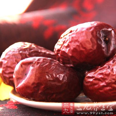 再加入糙米、红枣及300克的水,煮至米熟汤稠即可 再加入糙米、红枣及300克的水,煮至米熟汤稠即可