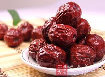 生吃红枣,可保留枣中更多的维生素C 生吃红枣,可保留枣中更多的维生素C