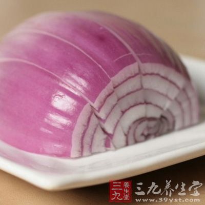 将葱花、姜片、蒜片在油锅内炒一下 将葱花、姜片、蒜片在油锅内炒一下