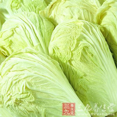 将白菜洗净切成小片,蘑菇洗净 将白菜洗净切成小片,蘑菇洗净