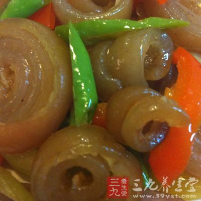 豬肉皮洗凈燒一開(kāi)，泡冷水，切絲泡水，再次洗凈