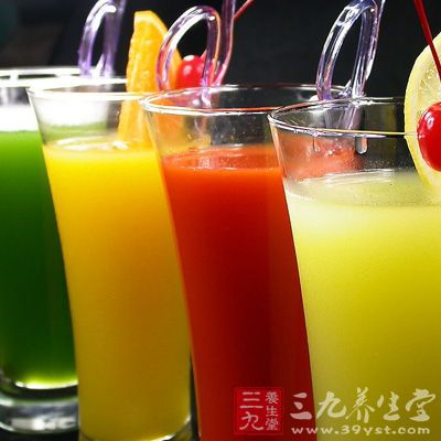 這種飲料到了胃里面，它要產(chǎn)氣、打嗝，使得腹脹