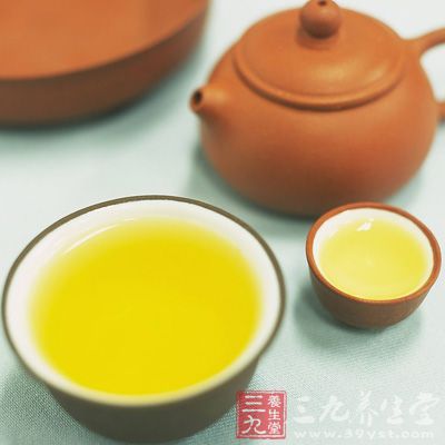 对发热病人以多给白开水、矿泉水或淡茶水为好，但不宜饮浓茶