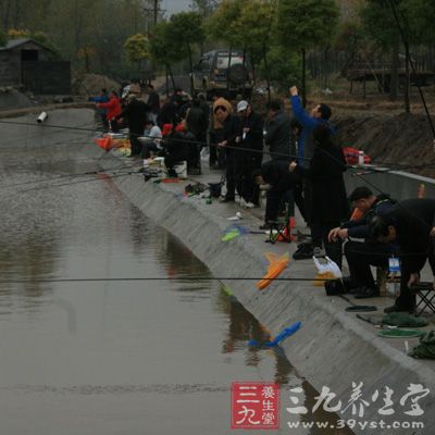 垂钓比赛中，往往还有这样一种情况：当看到钓友上鱼快、钓鱼多时，心里不免着急