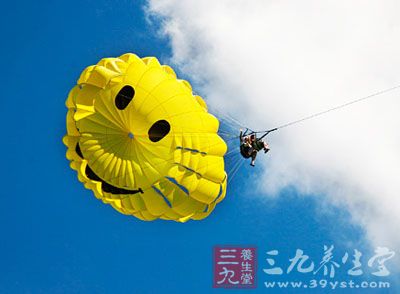 跳傘員在規(guī)定高度跳離航空器，操縱降落傘在預(yù)定區(qū)域內(nèi)著陸