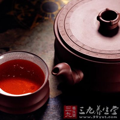 空腹饮茶能稀释胃液，降低消化功能