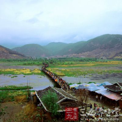 在泸沽湖的东南面，是泸沽湖的水尾