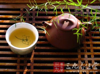 乌龙茶，亦称青茶、半发酵茶，以本茶的创始人而得名