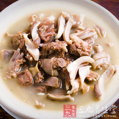 500克狗肉加500克水和少量食醋拌勻